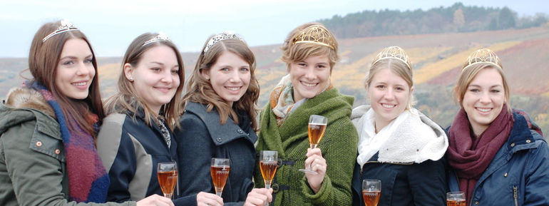 Sechs Weinhoheiten: die Württembergischen Weinprinzessinnen Jennifer Glaser und Anja Gemmrich, Württembergs Weinkönigin Mara Walz, die Deutsche Weinkönigin Josefine Schlumberger und die Deutschen Weinprinzessinnen Caroline Guthier und Katharina Fladung