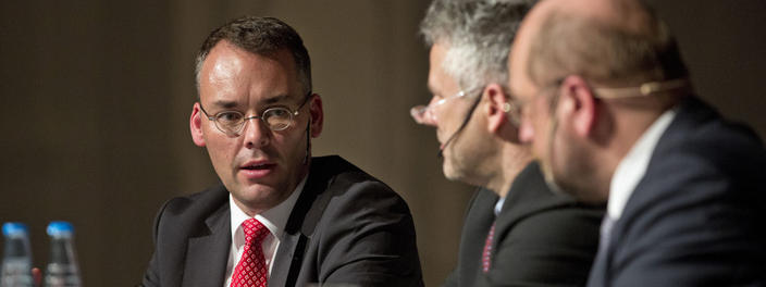 Europaminister Peter Friedrich, Minister für den Bundesrat, Europa und internationale Angelegenheiten in Baden-Württemberg, im Gespräch.