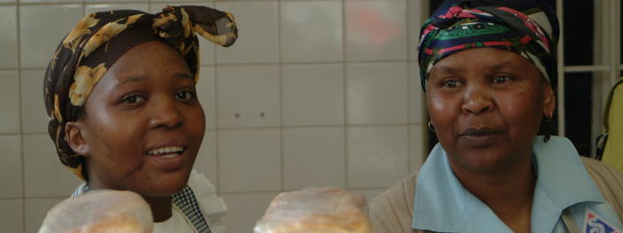Zwei südafrikanische Frauen, die im Rahmen eines Projekts zum Aufbau genossenschaftlicher Strukturen unterstützt werden