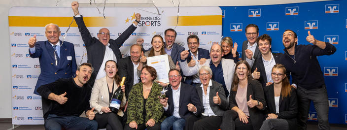 Mitglieder des TV Gegenbach und Ministerin Theresa Schopper freuen sich über den "Großen Stern des Sports" in Silber