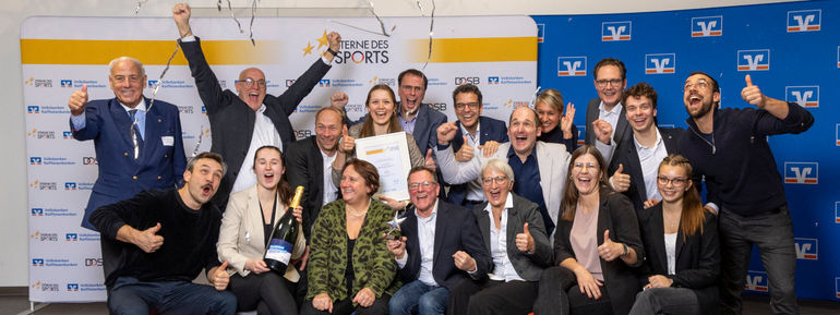 Mitglieder des TV Gegenbach und Ministerin Theresa Schopper freuen sich über den "Großen Stern des Sports" in Silber
