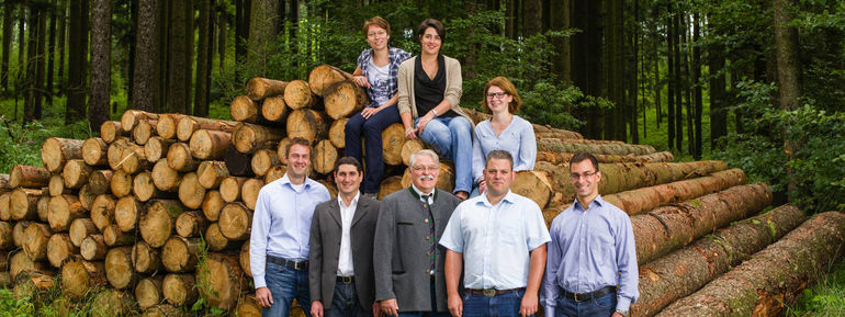 Ein Teil des Teams der Holzvermarktungs-Genossenschaft In.Silva sowie der Tochter-GmbH .