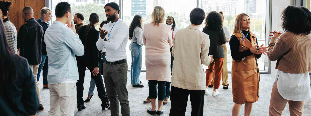 Menschen im lockeren Austausch bei einer Business-Veranstaltung