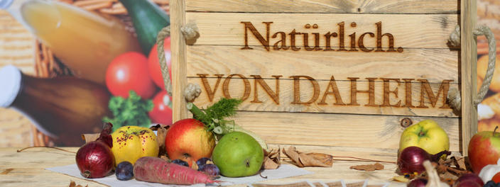 Obst und Gemüse, Holzkiste mit der Aufschrift "Natürlich. Von daheim"